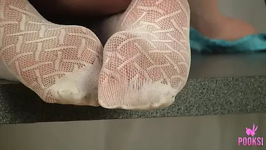 Amira s genişlenene kadar yağlanmış etli amcığını parmaklıyor!