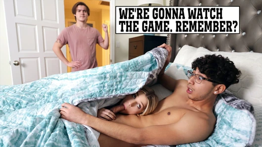 Yaramaz üvey kız kardeş Maria Anjel sırayla üvey erkek kardeşlerinin şişman yaraklarına biniyor - familystrokes