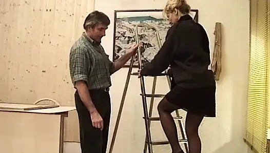 Olgun sarışın orta yaşlı seksi kadın parmaklanıyor ve çoraplı sert sikiliyor