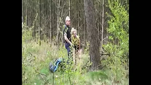 Yaramaz genç kız açık havada iki sert sakso çekiyor