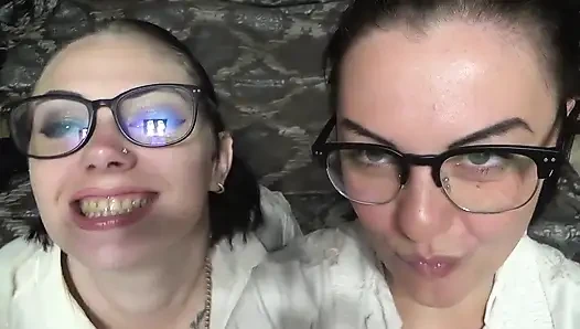 İki iş kadını seni bütün yemeden önce ağızlarıyla ve dilleriyle seni alay ediyor!