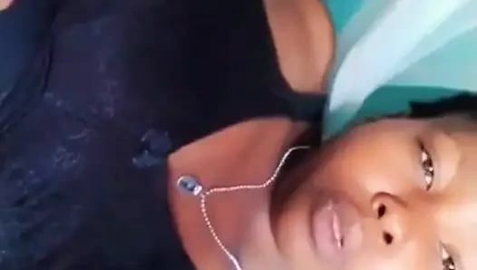 Ateşli seksi kız mastürbasyon yapıyor