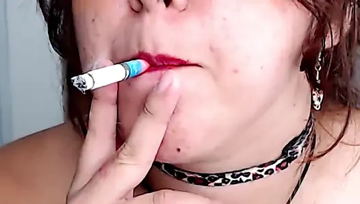 Ben de senin için kendime dokunurken birkaç sigara içiyorum