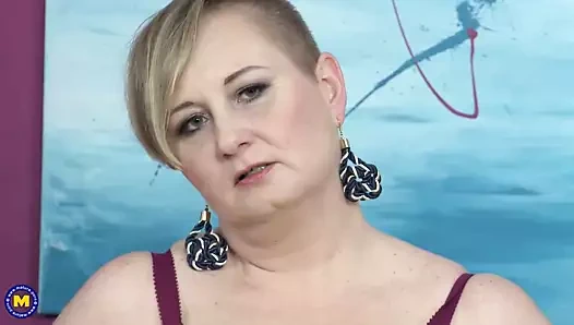 Bigtit olgun anne besleme ona aç kedi