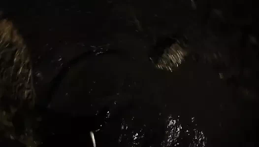 Bir sabah çöpe atılan çizmelerimi ıslatıyorum