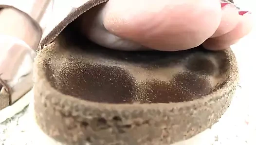 Cheesy parmaklarımla terliklerimin önünü kokla