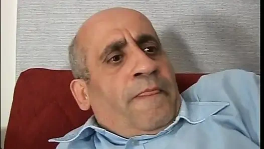 Sarışın genç kız olgun adam tarafından baştan çıkarılıyor ve yarağını emmeye ikna oldu