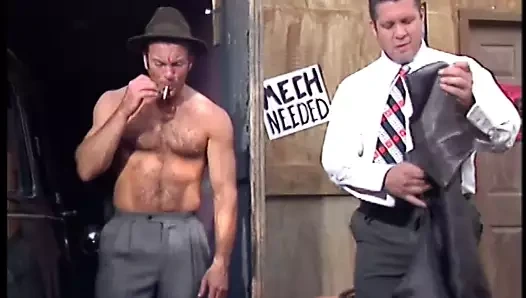 Esmer güzellik dizlerinin üzerinde alır ve büyük bir horoz üzerinde gags