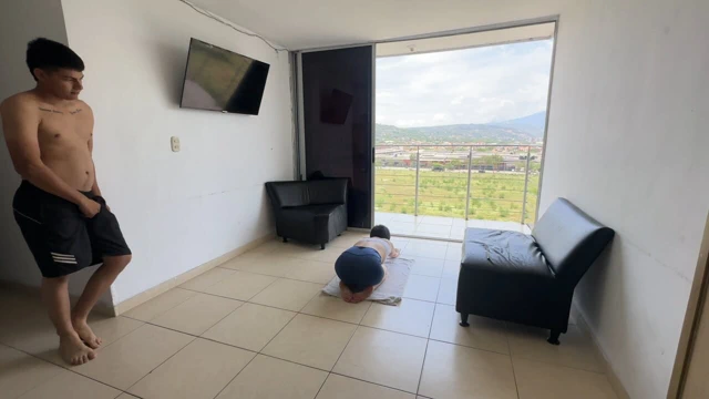 Latin üvey kız kardeşimin yoga rutini ile penisimle sıkı götünde lezzetli egzersizler yapması için yardım ediyorum.