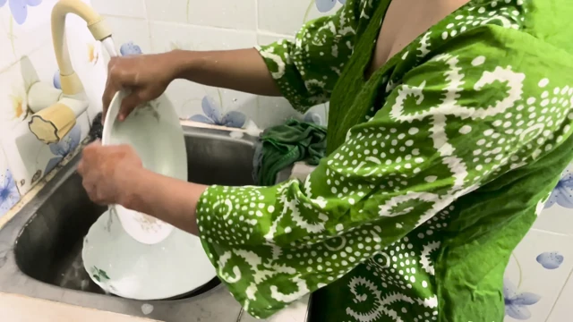 Karım şu anda evde değil ve ben hizmetçiyle sikişiyorum