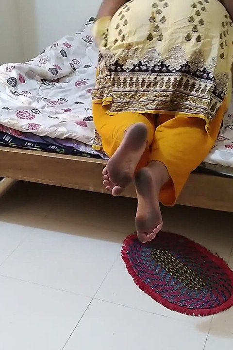 Hintli seksi orta yaşlı seksi kadın üvey oğlunun yarağının üstüne çıkıyor