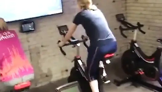 Spor salonunda spor yapıyor... Ağırlıklardan önce kardiyo ve evet her seansta haftada 5 kez 2 saat antrenman yapıyorum