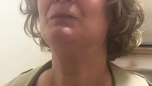 Büyükanneyi sert ve derin domaltarak sikiyor, döl damlatıyor.