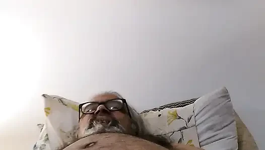 Bira içiyorum ve Bangladeşli yarağımı sıvazlıyorum