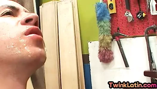 İş üniformalı sıska İspanyol ikizin yüzüne boşalmak sikiliyor