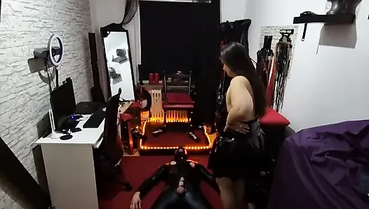 Lateks domme orta yaşlı seksi kadın köleyi ter içinde eziyor