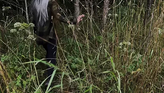 Jane ormanda bir yabancı buldu ve yarağını emdi