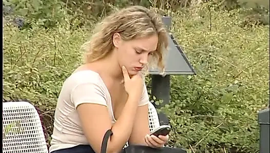 Sevimli sarışın piliç açık havada sert yarak emiyor