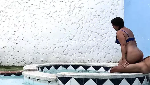 LATIN ÇIFT HAVUZDA AZıYOR VE SONUNDA AÇıK HAVADA SIKIŞIYOR