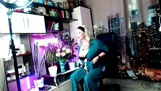 Kaltak karım kalbinin içeriğine dans ettikten sonra mastürbasyon yapmaya karar veriyor! Hadi tatlı kaltağım! Bize nelerin olduğunu göster!