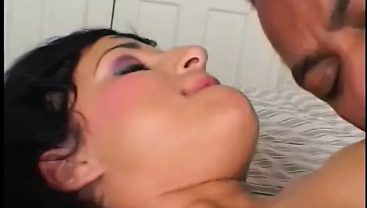 Siyah damızlık seksi beyaz bebeğin kedi ağız dolusu alır, sonra onu sikikleri