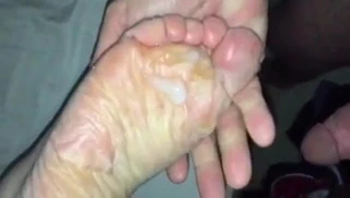 Olgun karısının kaba tabanlarına boşalmak