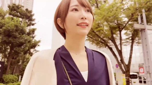 Aşk ve şehvet ilişkisi: durdurulamaz cinsel arzuları olan sakin ve toplanmış bir evli kadın! Hizmetçi kostümü içinde sekse hizmet ediyor