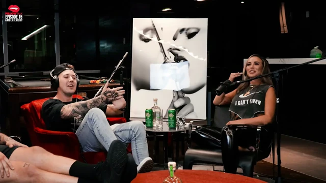 Amber Emery büyükbabanın küllerini kokluyor ve göğüslerini teşhir ediyor