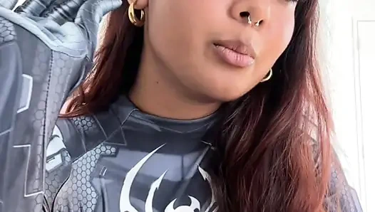 Küçük desi kız mia z mastürbasyon yapıyor ve hentai'ye tepki veriyor