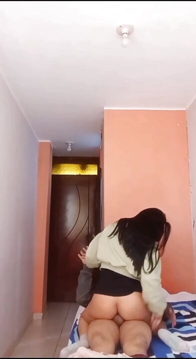 Onu soymayı bitirmiyorum ve ona nüfuz ediyorum ve üstüme tırmanmasından gerçekten hoşlandı