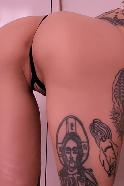 Сексуальные стринги, задница поклоняется горячей шлюшке