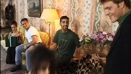 Sıcakta gerçek bir sürtük için güçlü anal etki