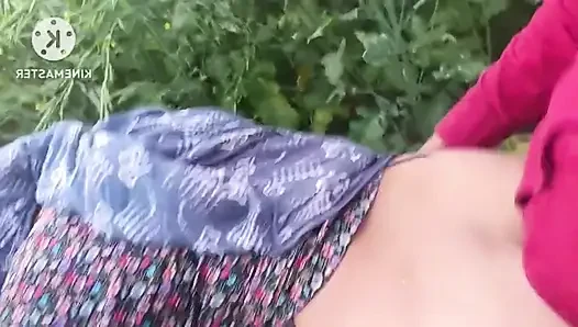 Hintli köylü kadın açık havada devar tarafından sikiliyor