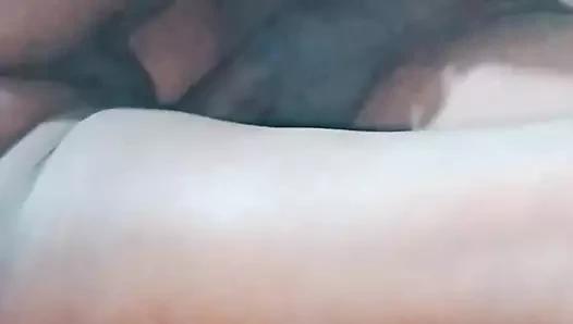 Amerikalı seksi bayanlar götlerini sikmeye ve amcıklarına yarak sokmaya başladı