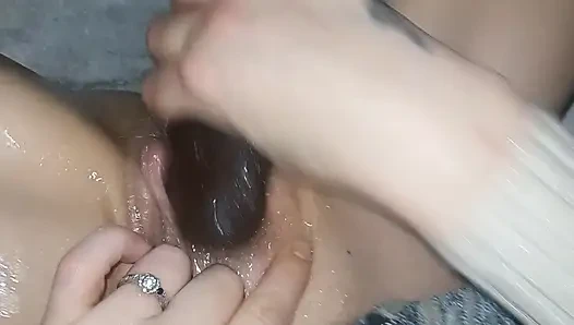 Follada con gran consolador negro, enorme chorro al final