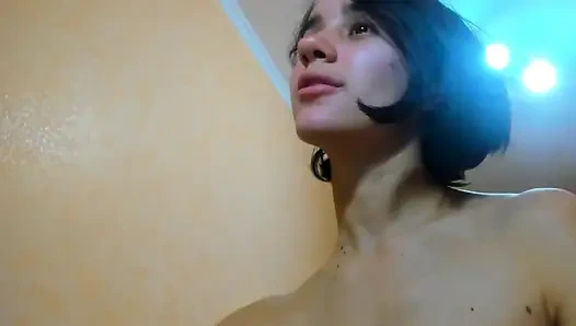 Myla_angel amcığını ve götünü parmaklıyor, göğüsleri zıplıyor!