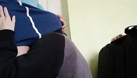 İki komşu lezbiyen oldukları gerçeğini saklıyor