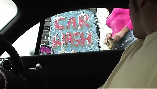 Seksi pembe file çoraplı esmer bir kaltakla araba yıkamada seks