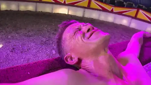 Dövmeli Ateşli Kızlar Çifte Penetrasyon Vahşi Sirk Üçlü Grup Seks