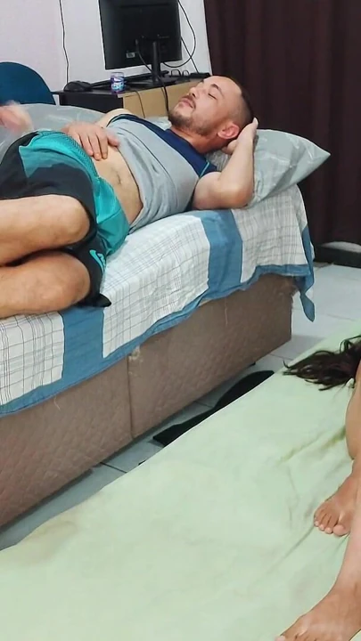 Evli kadın arkadaşıyla aynı odayı paylaşma konusunda kötü bir fikir sahibiydi | Klip 1