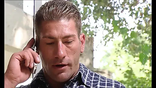 Orta yaşlı seksi kadın sevgilisi tarafından karısının önünde götünü parçalıyor