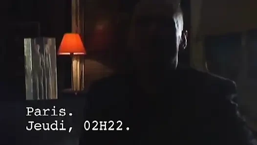 Adam onu yatak odasına götürüyor ve yatakta şişman amcık dudaklarını emiyor