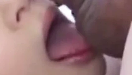 taşaklarını yalıyor