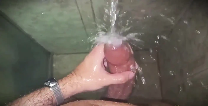 Eller su mastürbasyonu yok. Su akışının beni boşaltana kadar büyük sünnetsiz latin yarağıma düşmesine izin veriyorum.