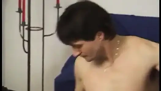Adam kanepede sarışının meme uçlarını klipliyor, fetiş