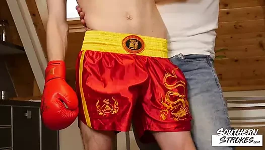 Southernstrokes Josh Cavalin üvey baba Max Bourne'un yarağına biniyor