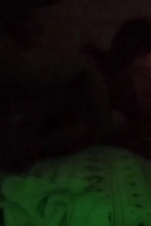 Ateşli evli kadın otel odasında en iyi arkadaşıyla eğleniyor