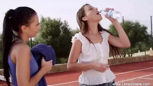 Lezbiyenler açık havada amlarını paylaşıyor