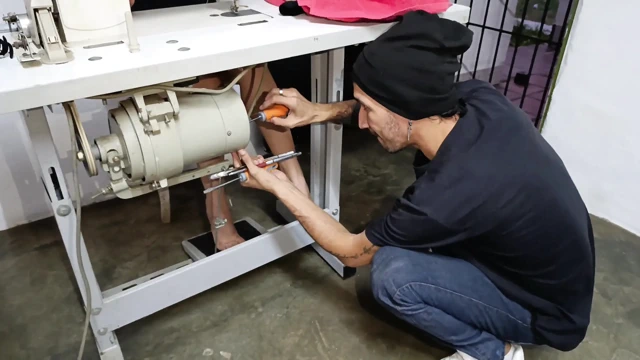 Ben külotlu dikiş makinemin pedalını pompalarken bu adam bana bakıyor ve makineyi tamir ediyor