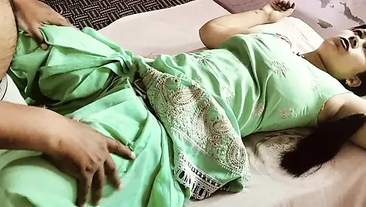 Üvey kocam yanında mastürbasyon yaptığımın farkına varıyor ve ona inanamıyorum